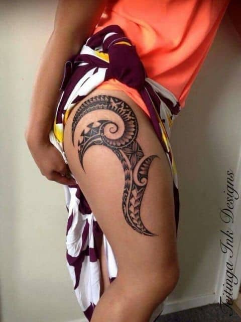 Tatuagem feminina na coxa, com desenho tribal.