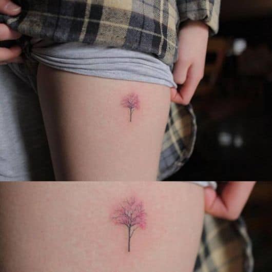 Tatuagem pequena de árvore na coxa.