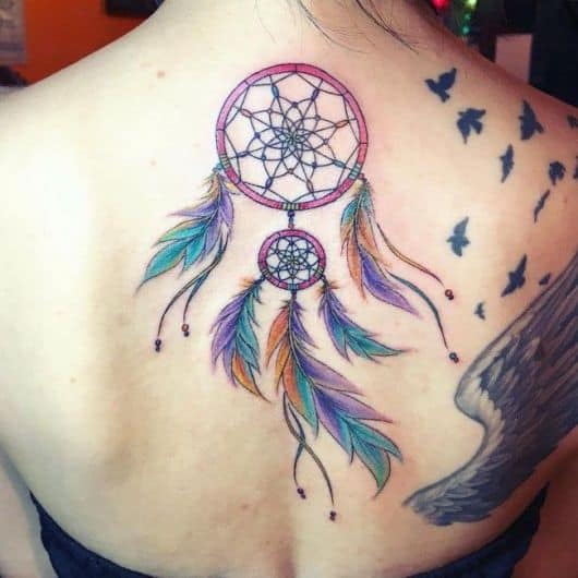 Tatuagem colorida nas costas.