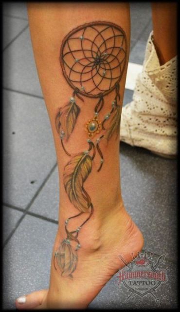 Tatuagem filtro dos sonhos na perna.