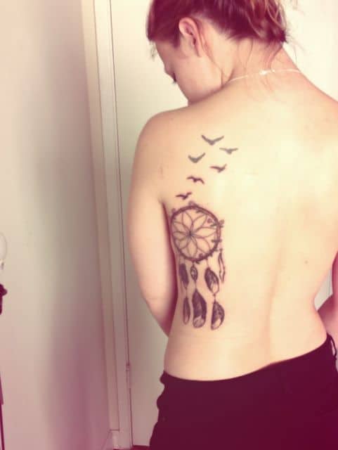 Tatuagem pássaro e filtro dos sonhos.