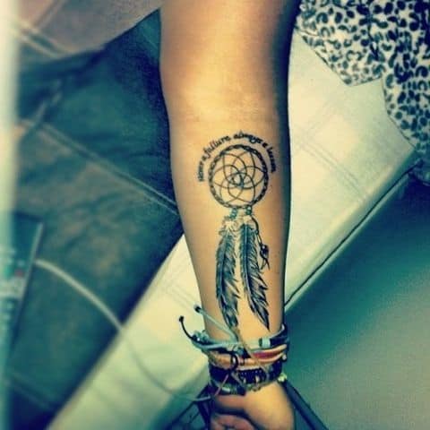Tatuagem filtro dos sonhos no braço.