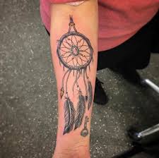 Tatuagem no braço filtro dos sonhos.