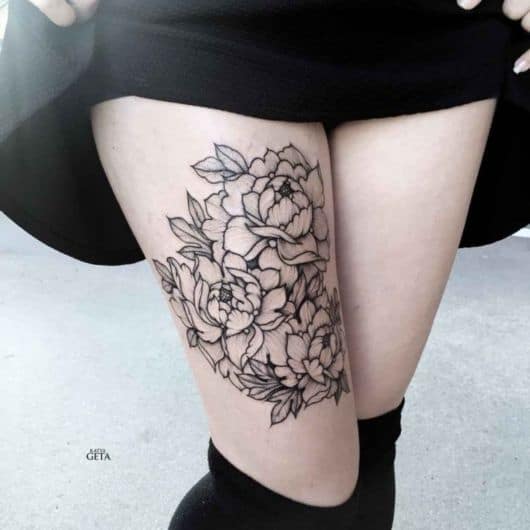 Tatuagem de flores grandes preta na perna