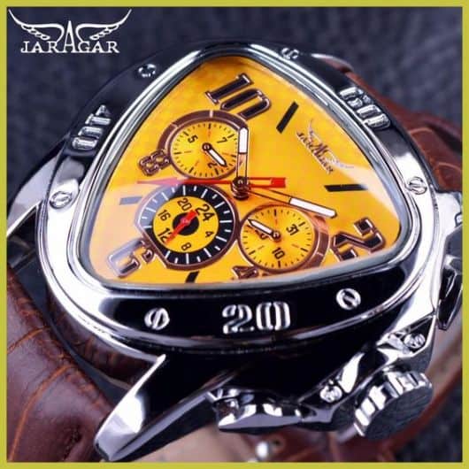 Relógio da marca Jaragar com aro e interior repletos de detalhes e funcionalidades, como bússola e marcador de profundidade. O aro é prata e a pulseira é feita de couro. 