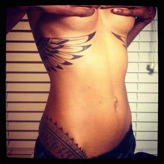 tatuagem costela feminina