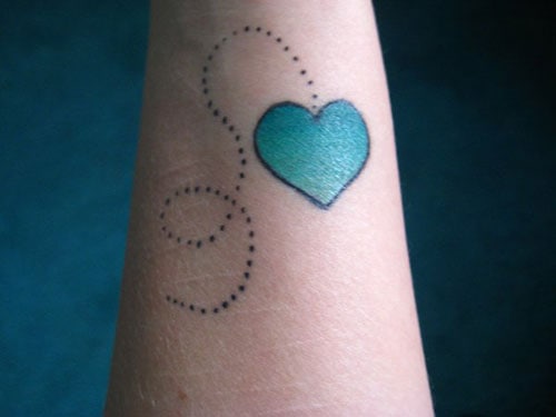 tatuagem de coração no pulso com coração azul