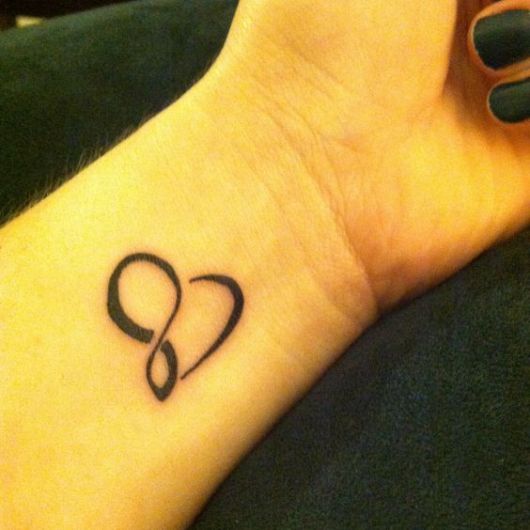 tatuagem de coração no pulso com o infinito