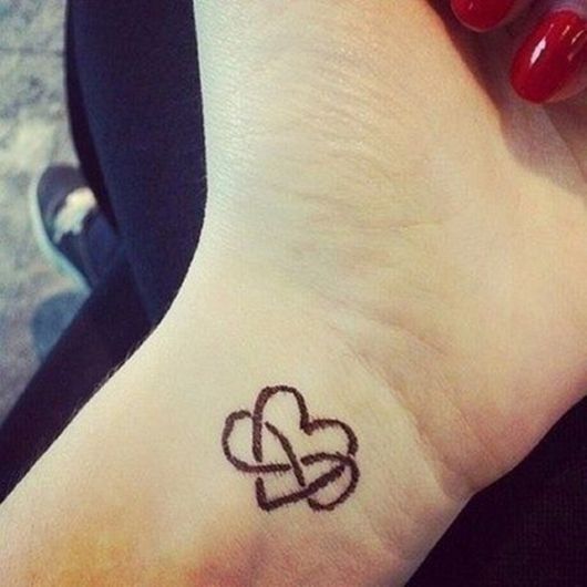 tatuagem de coração no pulso com desenho do infinito