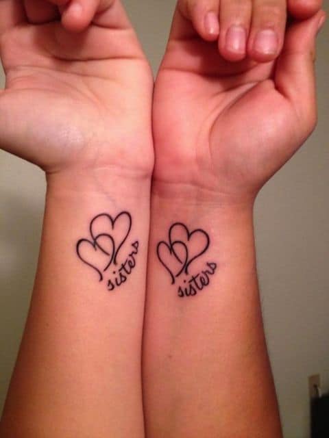 tatuagem de coração no pulso de irmãs