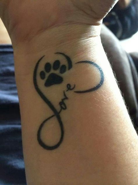 tatuagem de coração no pulso com pata de cachorro