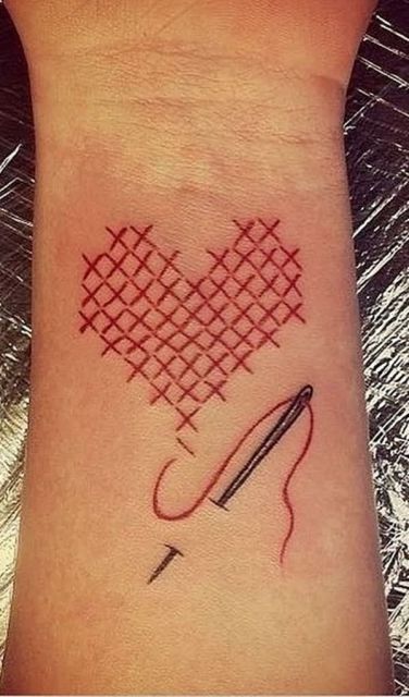 tatuagem de coração no pulso diferente vermelha