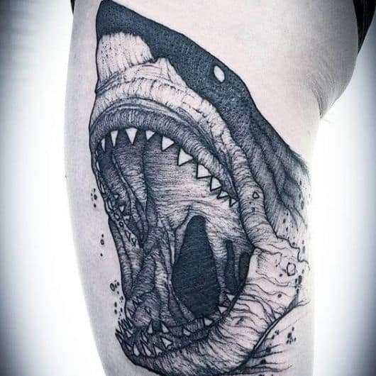 Tatuagem de um tubarão branco saindo da água com a mandíbula aberta e face muito amedrontadora. 