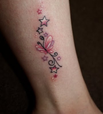 Modelo com tatuagem no tornozelo com borboletinhas cor de rosa com preto.