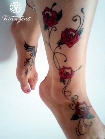 Tataugem vermelha de flores na perna.