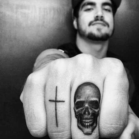 Tatuagem no dedo do ator Caio Castro