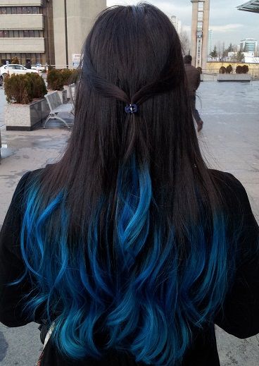 Cabelo Azul com preto com pontas onduladas