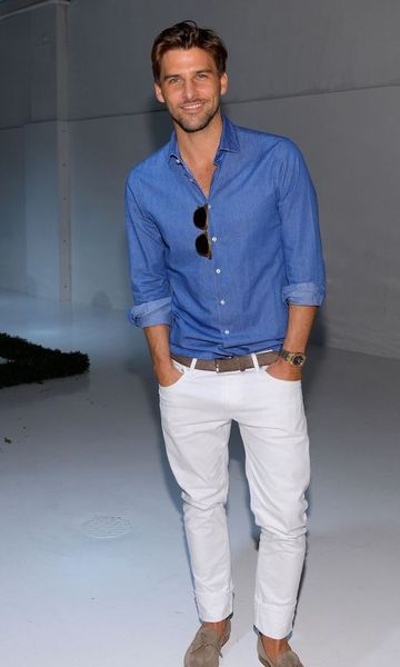calça branca e camisa azul masculina