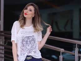 camisetas femininas simples com jeans