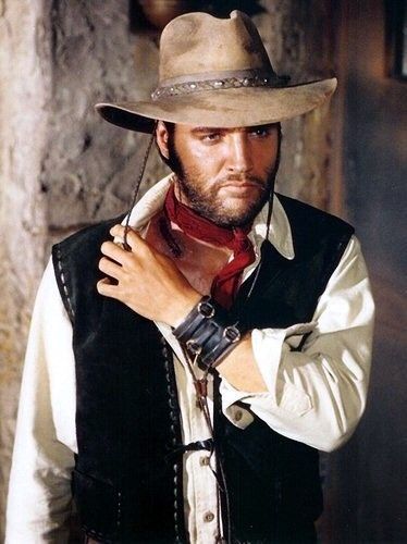 Homem nos filmes de faroeste americanos vestindo um chapéu de couro desgastado com suporte para o pescoço. 