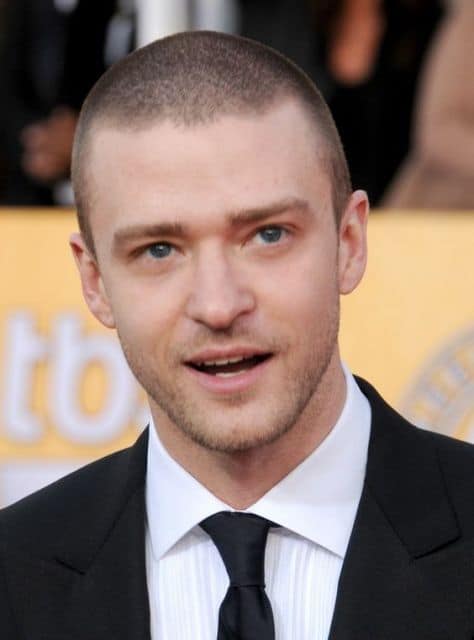 Justin Timberlake vestindo terno e gravata com o cabelo raspado na máquina 2 ou 1.