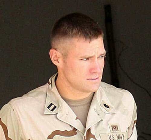 Homem com o uniforme da marinha americana usando o típico corte militar sem nenhum produto aplicado. 
