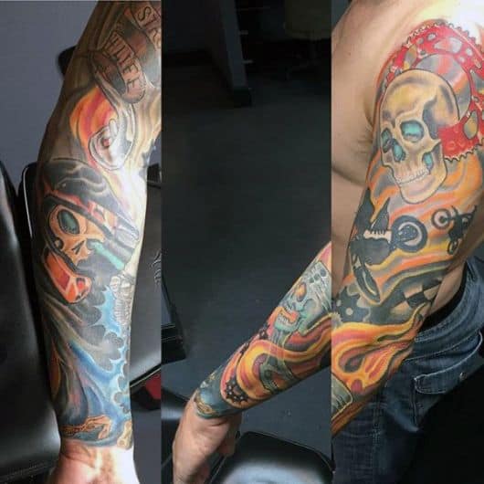 Homem com o braço fechado por uma tatuagem colorida baseada na temática do motocross.