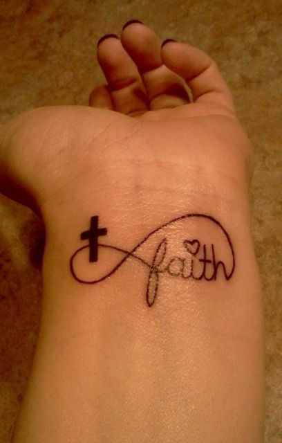Tatuagem religiosa delicada no pulso de uma mulher com o símbolo do infinito; de um lado está escrito "Faith" e do outro há uma cruz. 