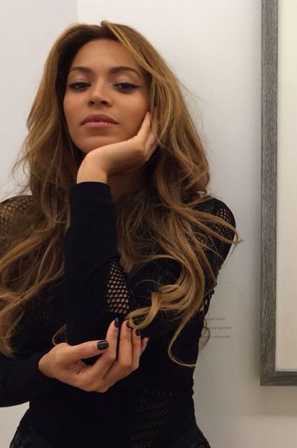 Beyoncé com fios longos.