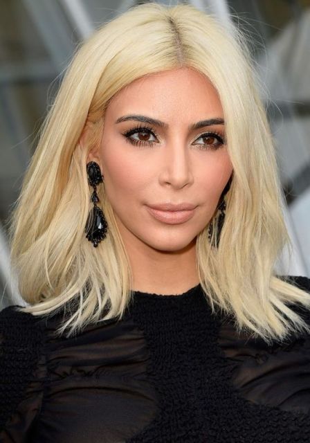 Kim Kardashian com cabelo curto platinado.