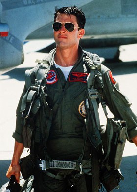 Tom Cruise com óculos aviador lente preta.