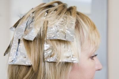 Imagem mostrando como fazer mechas no cabelo com papel alumínio.