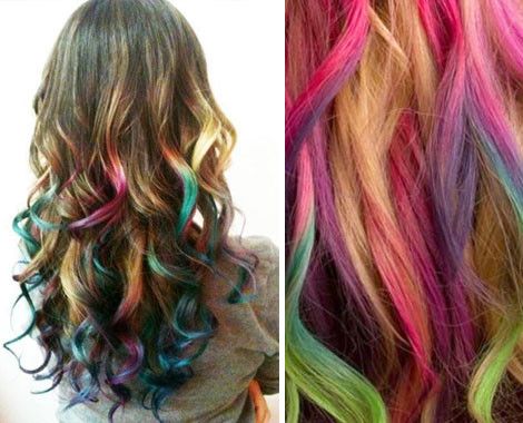 Mulher com cabelos com mechas coloridas.
