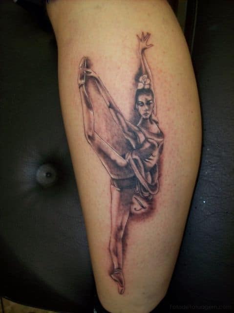 tatuagem de bailarina delicada realista