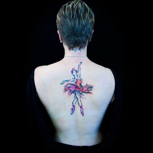 tatuagem de bailarina aquarelada