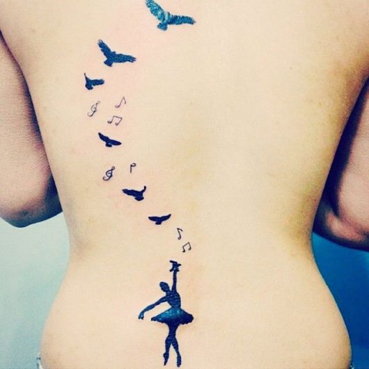 tatuagem de bailarina nas costas com passaros