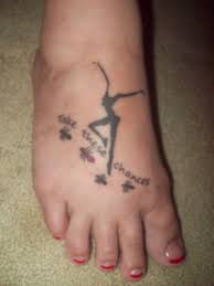 tatuagem de bailarina no peito do pé