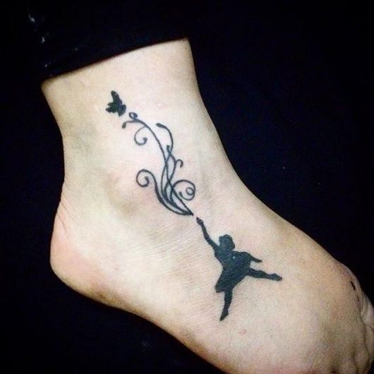 tatuagem de bailarina no pe delicada