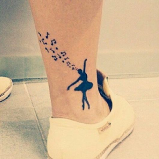 tatuagem de bailarina no pé delicada e bonita