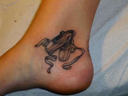 tatuagem de bailarina sapatilha