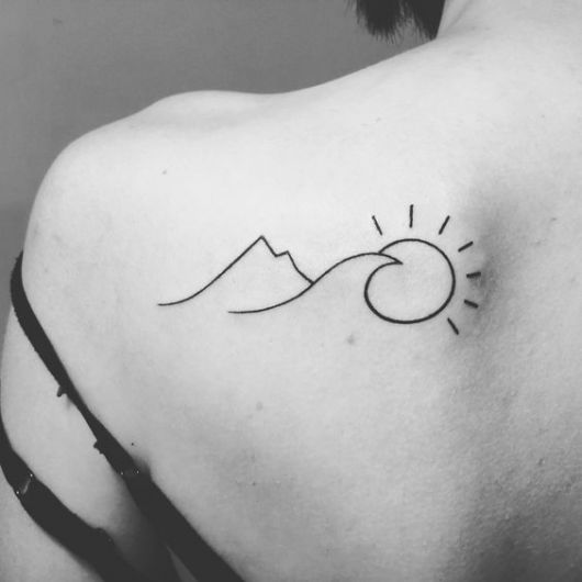 Tatuagem na lateral das costas feita apenas com linhas simples. Uma linha forma uma montanha, outra linha forma uma onda e a última linha forma o sol.
