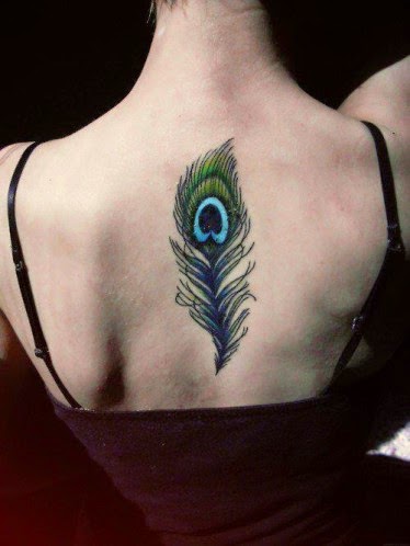 Tatuagem de pena de pavão na parte superior das costas.