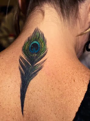 Modelo de tatuagem de pena de pavão verde.