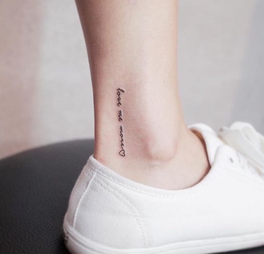tatuagem escrita delicada