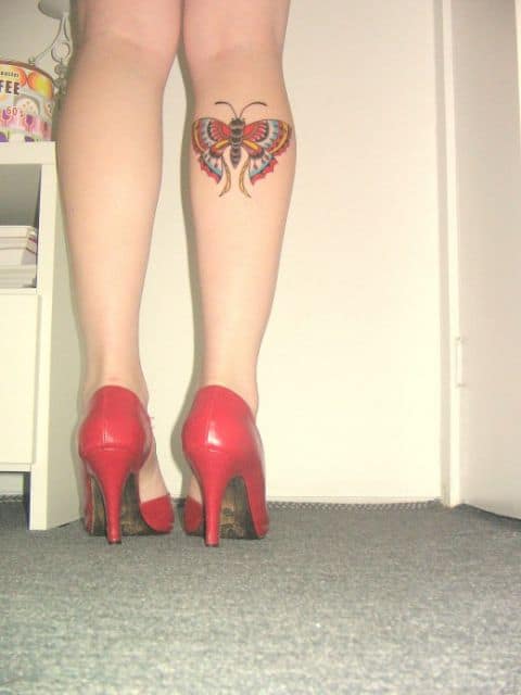 tatuagem colorida borboleta perna