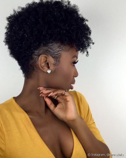Undercut Feminino na lateral em cabelo afro