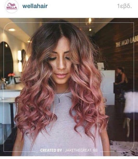 Mulher morena com cabelo ombré hair rosa.