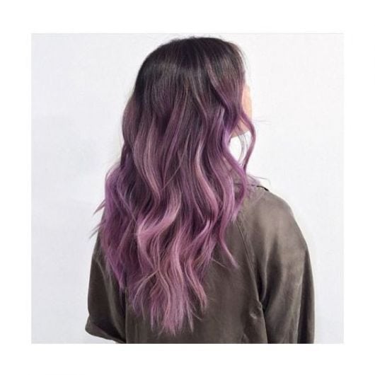 Ombré hair combinando tons de rosa e violeta.