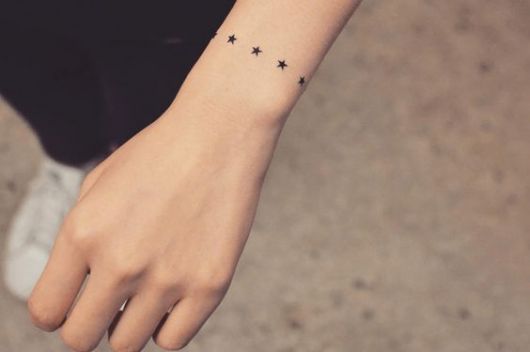 Tatuagem com pontos.