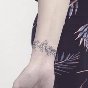 Tatuagem de flores no punho.